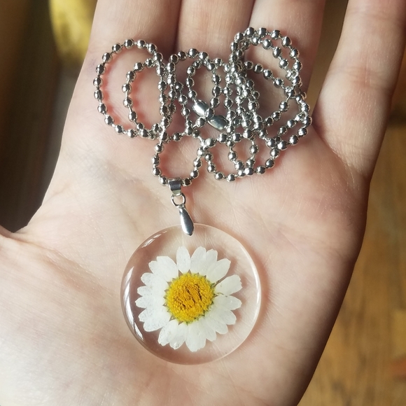 NWOT Dried White & Yellow Flower Necklace - Picture 7 of 8